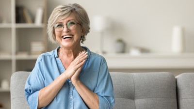 Gl&uuml;cklich l&auml;chelnde Frau 