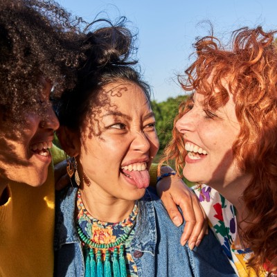 Drei junge Frauen albern herum