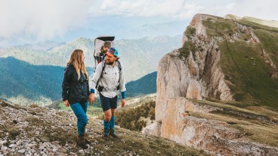 Junge Familie beim Bergwandern