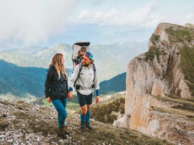 Junge Familie beim Bergwandern