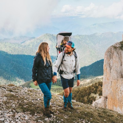 Junge Familie beim Bergwandern