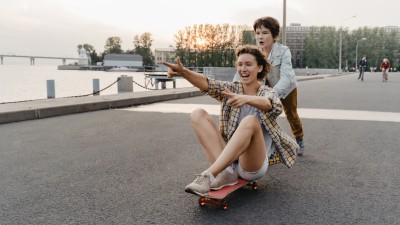 Zwei Frauen mit einem Skateboard