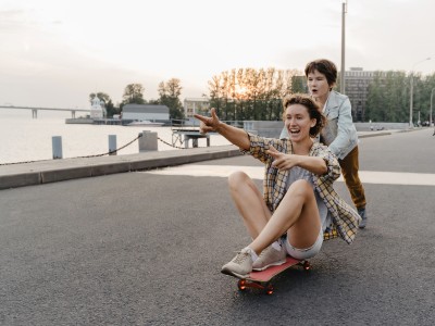 Zwei Frauen mit einem Skateboard