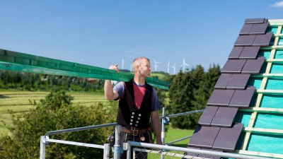 Ein Handwerker auf dem Dach