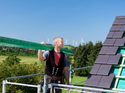 Ein Handwerker auf dem Dach