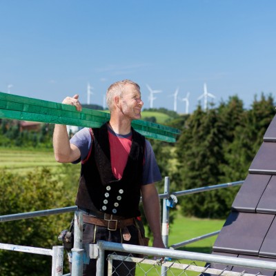 Ein Handwerker auf dem Dach