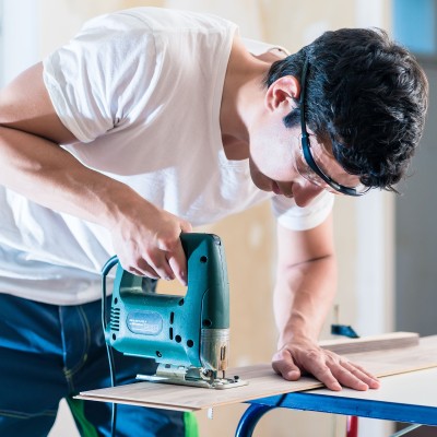 Mann arbeitet mit Stichsäge