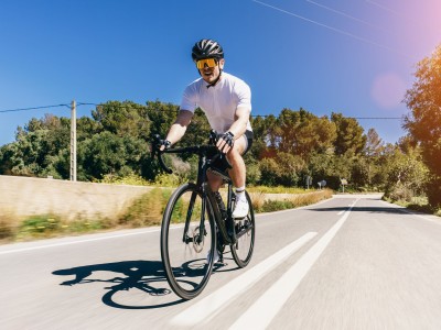 Was zahlt die Unfallversicherung bei einem Sportunfall?: Fahrradfahrer auf einem Rennrad