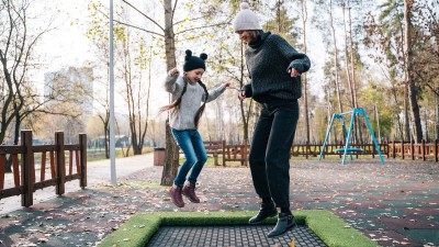 Mutter und Tochter spielen auf einem Spielplatz