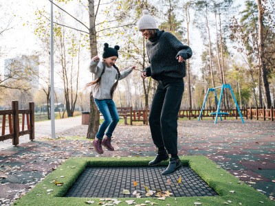 Mutter und Tochter spielen auf einem Spielplatz