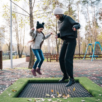 Mutter und Tochter spielen auf einem Spielplatz