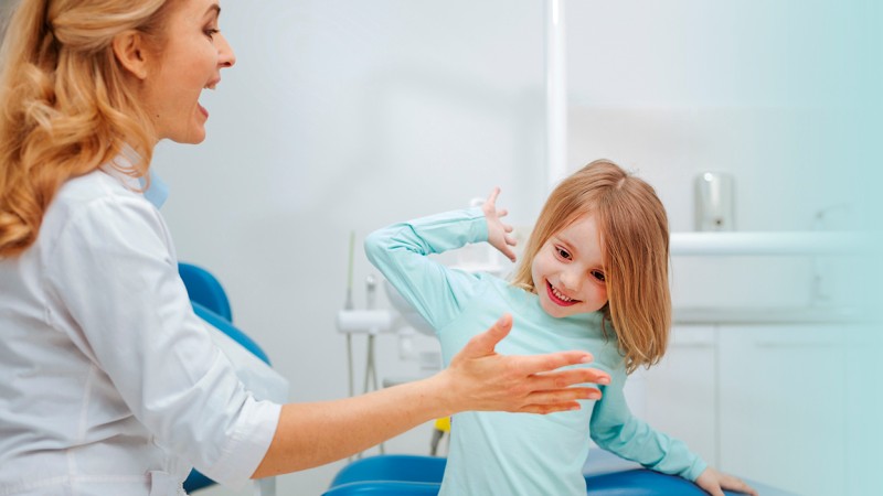 Ein kleines Mädchen bei der Zahnärztin