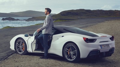 Luxusauto- & Sportwagen-Versicherung: Mann öffnet an einem weißen Sportwagen die Tür