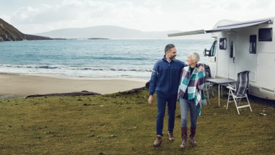 Wohnmobilversicherung: Ehepaar im Urlaub mit Wohnmobil