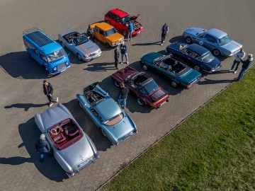Oldtimer-Fahrzeuge stehen nebeneinander geparkt auf einem Platz