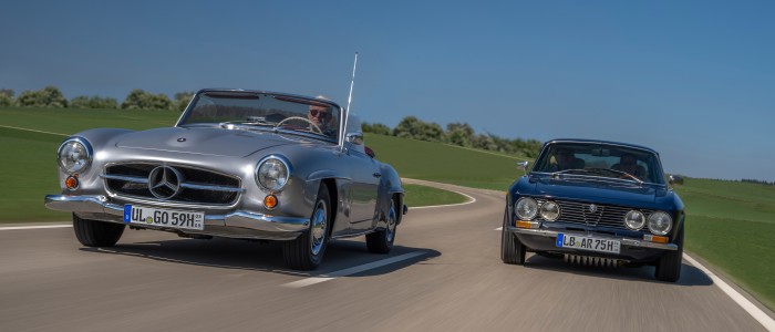 Zwei Oldtimer-Klassiker auf der Straße