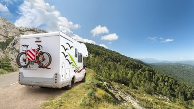 Wohnmobil parkt in Haltebucht