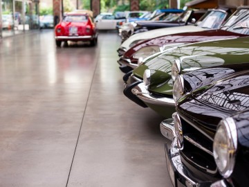 Verschiedene Oldtimer in einer Ausstellungshalle