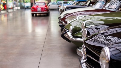 Verschiedene Oldtimer in einer Ausstellungshalle