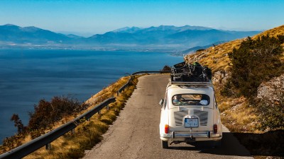 Fiat 500 Oldtimer auf einer Küstenstraße