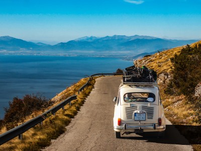 Fiat 500 Oldtimer auf einer Küstenstraße