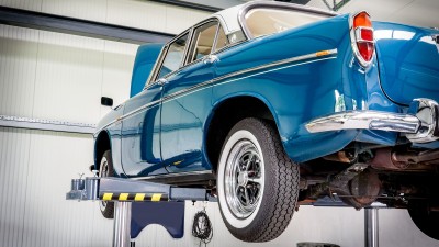 Ein blauer Oldtimer auf der Hebebühne