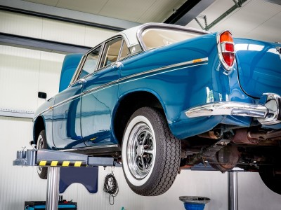 Ein blauer Oldtimer auf der Hebebühne