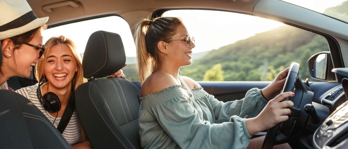 Frauen lachend im Auto