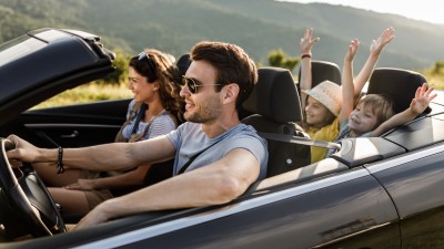 Familie im Cabrio