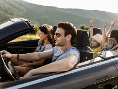 Familie im Cabrio