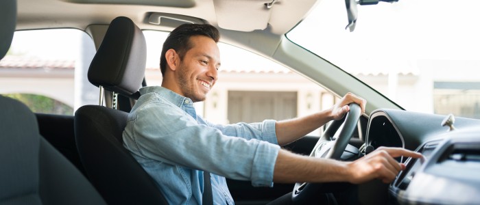 Fahrer im Pkw bedient sein Navi