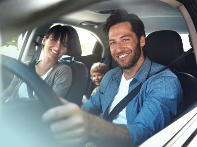 Familie im Auto