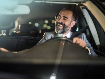 Mann am Steuer eines Pkw