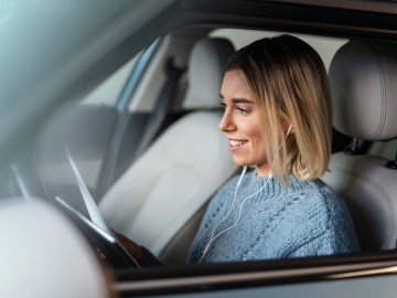 Frau am Steuer eines Pkw
