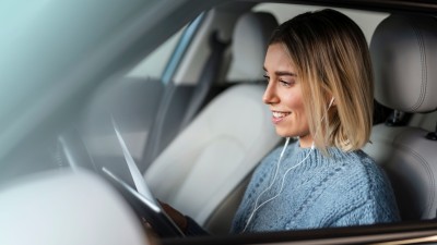 Frau am Steuer eines Pkw