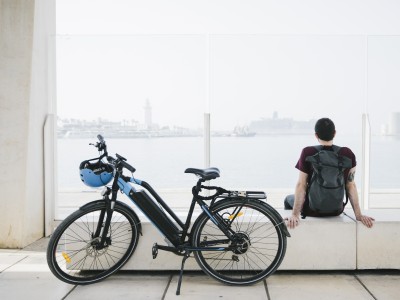 Unterschied zwischen Pedelec, S-Pedelec & E-Bike: Mann mit dem Pedelec unterwegs macht eine Pause