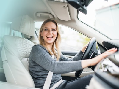 Frau im Auto unterwegs