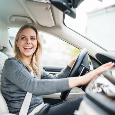 Frau im Auto unterwegs