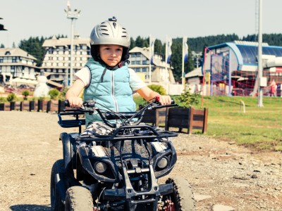 Kind im Kinder-Quad unterwegs