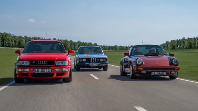Drei Oldtimer-Klassiker nebeneinander auf der Straße