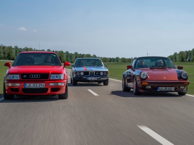 Drei Oldtimer-Klassiker nebeneinander auf der Straße