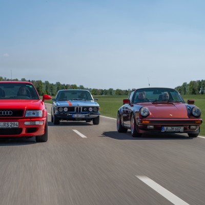 Drei Oldtimer-Klassiker nebeneinander auf der Straße