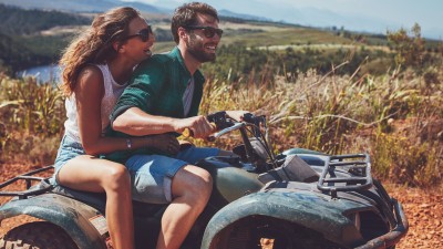 Paar mit dem Quad im Gel&auml;nde unterwegs