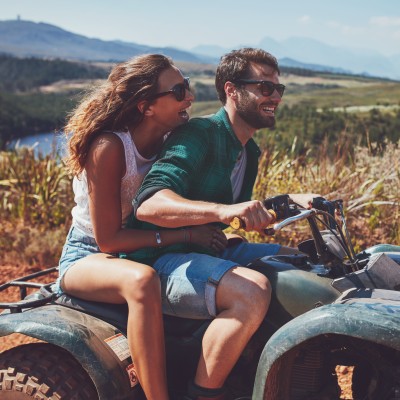 Paar mit dem Quad im Gelände unterwegs