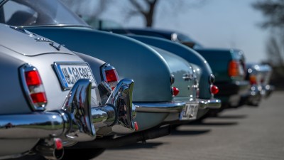 Heckansicht von in Reihe geparkten Oldtimern