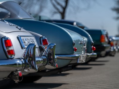 Heckansicht von in Reihe geparkten Oldtimern