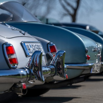 Heckansicht von in Reihe geparkten Oldtimern