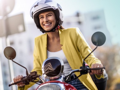 Mopedversicherung: Frau auf Moped