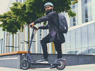 E-Scooter-Versicherung: Hipster mit E-Scooter