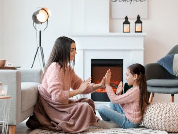 Eine Mutter spielt mit ihrer Tochter